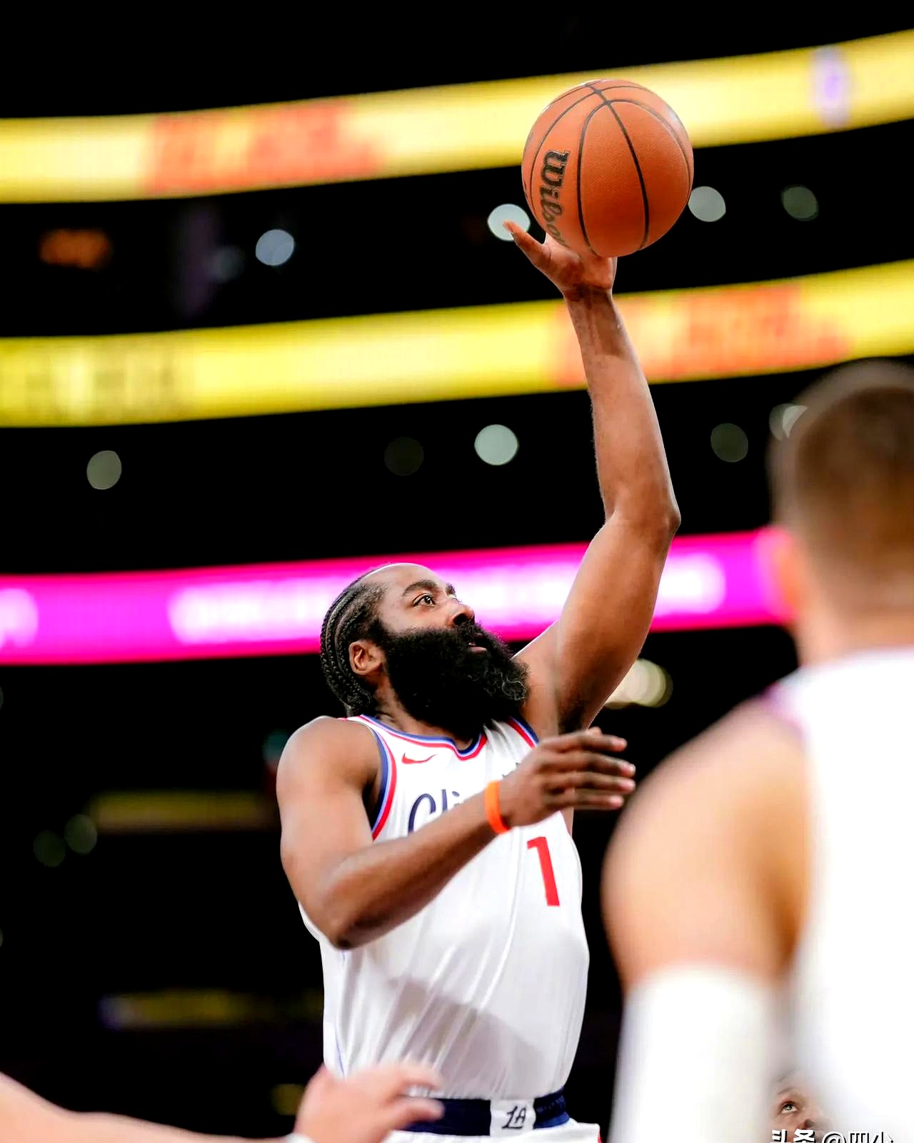 哈登在FPX比赛中爆冷，表现优异引发热议！赛场气氛高涨的简单介绍